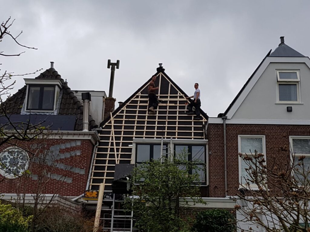 Leggen van dakpannen